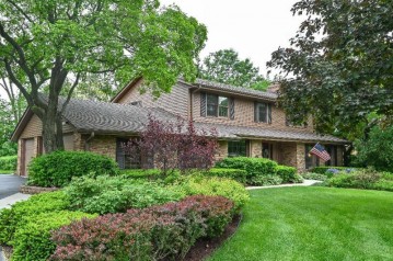 18225 Le Chateau Dr, Brookfield, WI 53045