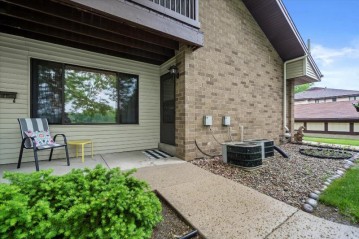 1678 S Coachlight Dr, New Berlin, WI 53151-1452