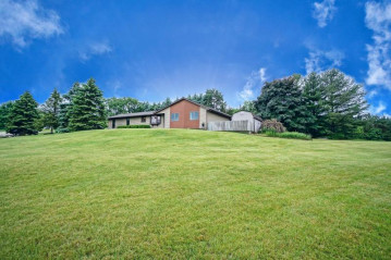 625 Prairie View Dr, North Prairie, WI 53153-9758