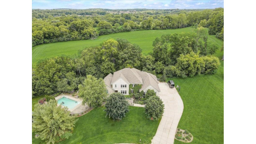 N4W30625 Maplefields Path Delafield, WI 53188 by Modern Realty Partners LLC $899,900