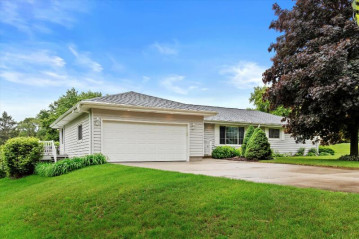 19425 W Terrace Dr, New Berlin, WI 53146-5025