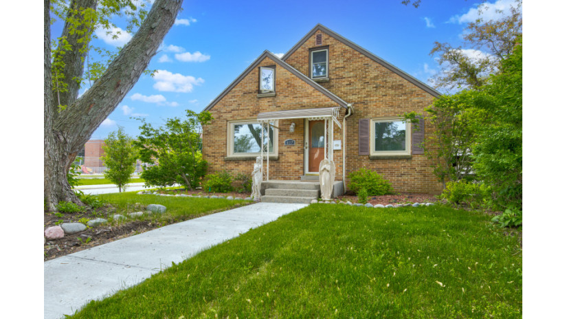 417 E Bolivar Ave Milwaukee, WI 53207 by Shorewest Realtors $299,000