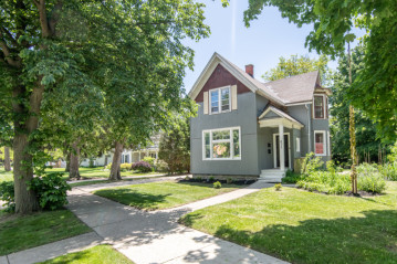 511 Hawthorne Ave, South Milwaukee, WI 53172-2210