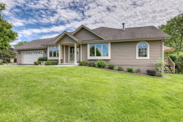 N22W24208 E Parkway Meadow Cir B, Pewaukee, WI 53072-6415