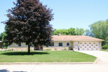 2790 S Seymour Pl, West Allis, WI 53227-2934