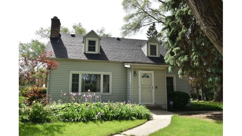 6105 N 116th St Milwaukee, WI 53225 by Shorewest Realtors $300,000