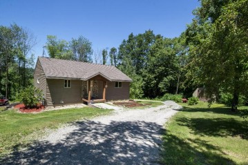 N5755 Indianhead Dr, Aztalan, WI 53038-9748