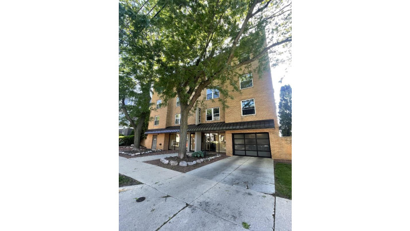 2121 N Cambridge Ave 212 Milwaukee, WI 53202 by First Weber Inc- Mequon $109,900