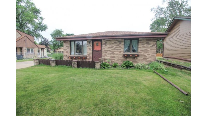 4265 S 68th St Greenfield, WI 53220 by Redefined Realty Advisors LLC $239,900