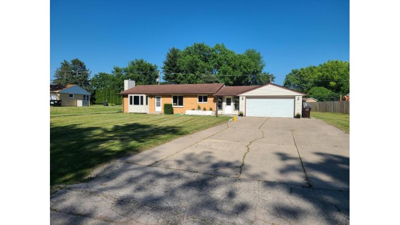 W220N3420 Bonnie Ln Pewaukee, WI 53072 by NON MLS $375,000