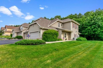 960 Autumn Ridge Ln, Hartford, WI 53027