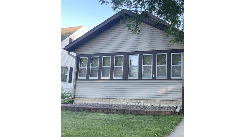 2122 Johnson St La Crosse, WI 54601 by Castle Realty, LLC $235,000