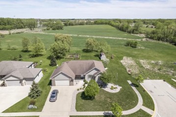 199 Cardinal Ln, Fall River, WI 53932-8918