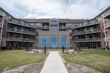 4110 S Lake Dr 433, Saint Francis, WI 53235