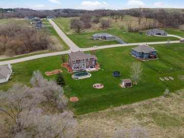 N7757 Crest Hill Dr, East Troy, WI 53120-2582
