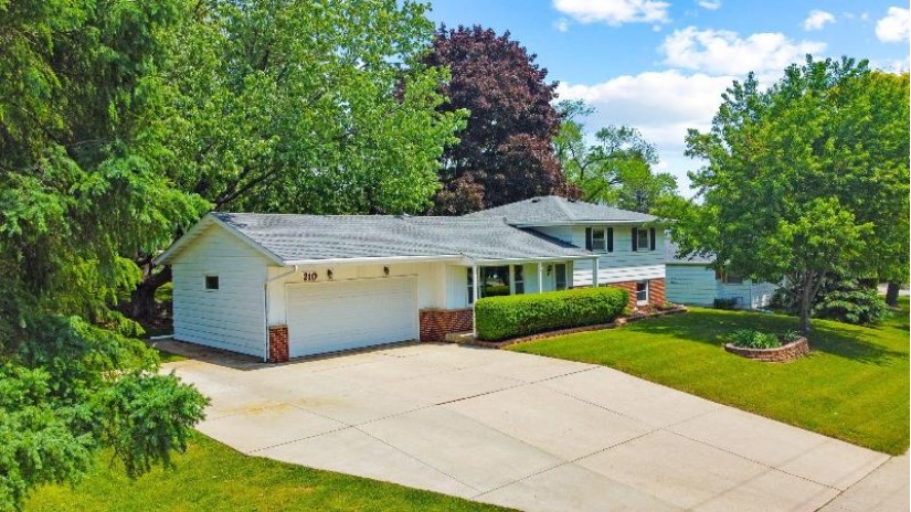 210 W Paradise Dr West Bend, WI 53095 by Hanson & Co. Real Estate $295,000