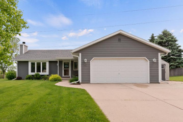 412 S Cottrell Dr, Saukville, WI 53080-1813