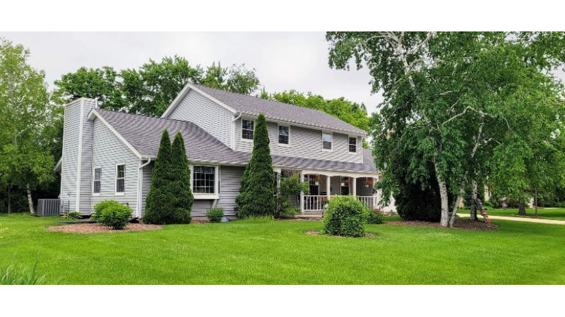 3900 S Cavendish Rd New Berlin, WI 53151 by Buyers Vantage $489,900