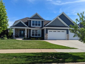 1301 Goldenrod Way, Oconomowoc, WI 53066-3024