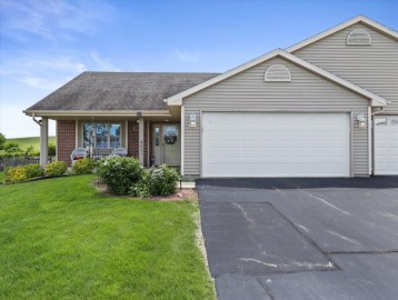 1047 W York St, Oak Creek, WI 53154-3729