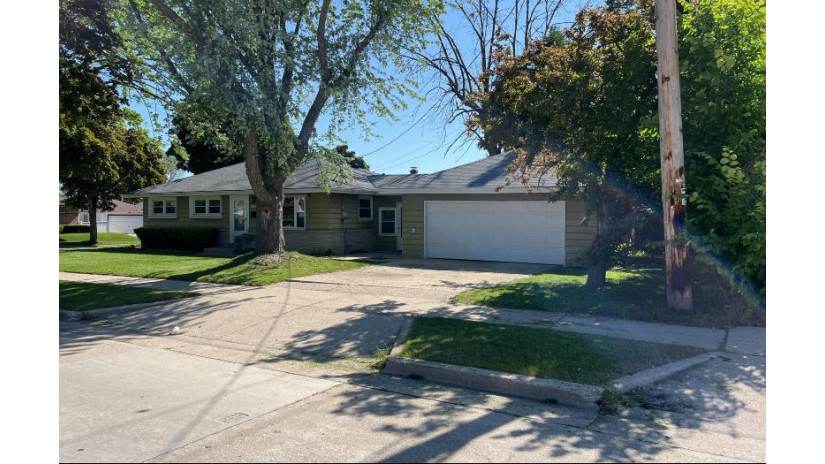 4026 N 79th St Milwaukee, WI 53222 by Grapevine Realty $159,900