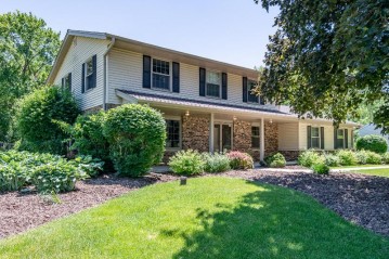 15995 Siesta Ln, Brookfield, WI 53005-3245