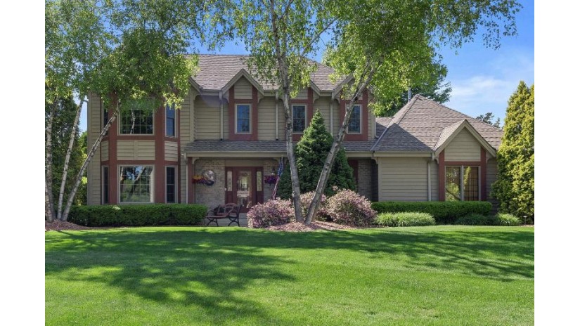 13830 W Linfield Dr New Berlin, WI 53151 by Magner Realty Services, LLC $595,000