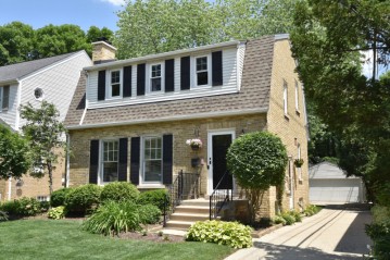 2318 N 90th St, Wauwatosa, WI 53226-1829