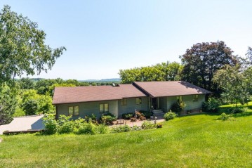 813 Stoney Point Rd, La Crescent, MN 55947