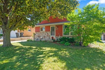 545 N 108th Pl, Wauwatosa, WI 53226-4203