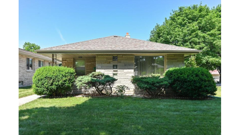 4043 N 88th St Milwaukee, WI 53222 by Real Broker LLC $165,000