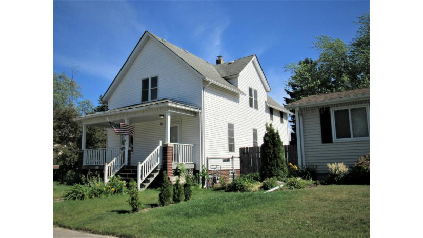 931 44th St Kenosha, WI 53140 by Milwaukee Executive Realty, LLC $199,000