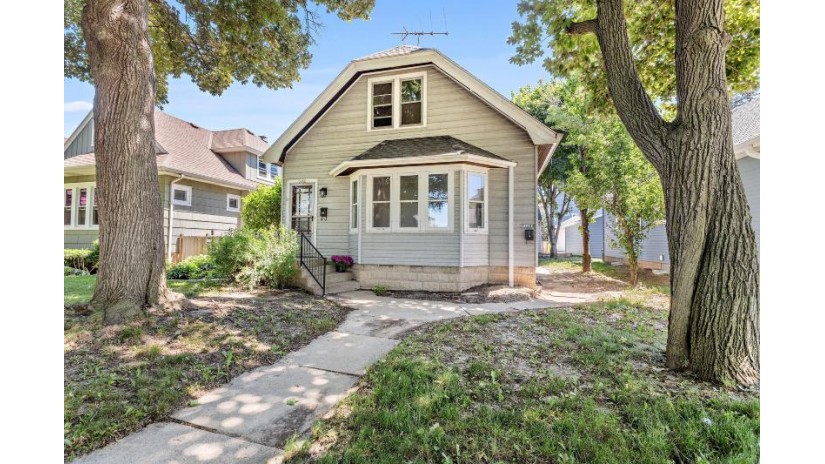 3260 S Dayfield Ave Milwaukee, WI 53207 by Coldwell Banker Realty $295,000