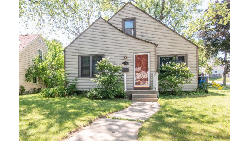 7729 W Lorraine Pl Milwaukee, WI 53222 by Keller Williams Realty-Lake Country $210,000