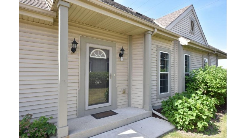 1526 Roxbury Way Waukesha, WI 53186 by Realty Executives Southeast $312,000