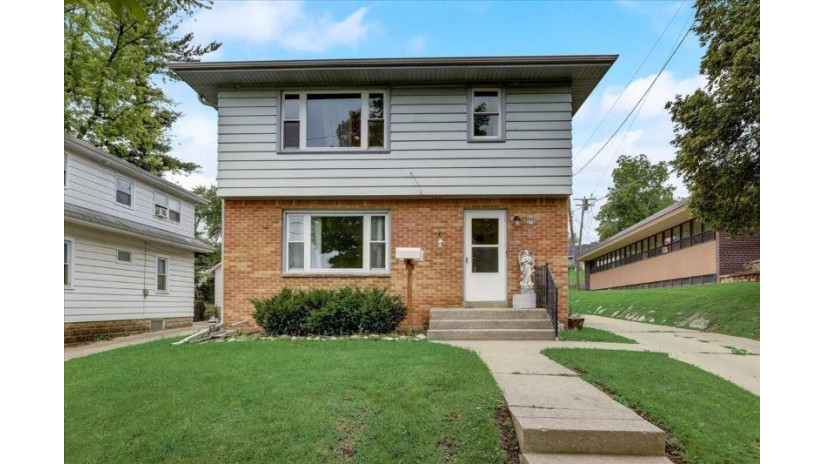 418 Hyde Park Ave 420 Waukesha, WI 53188 by Realty Executives SE-Mukwonago $275,000