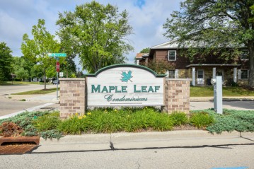 4877 W Maple Leaf Cir, Greenfield, WI 53220-2784