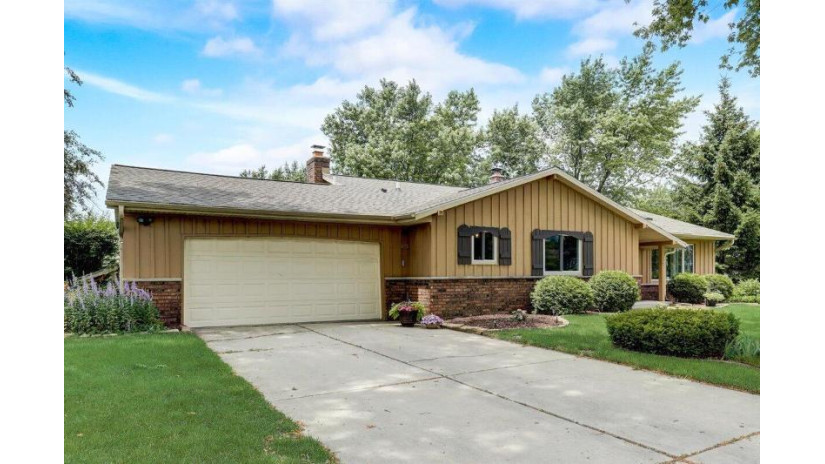 10135 W Scepter Cir Franklin, WI 53132 by Powers Realty Group $369,900