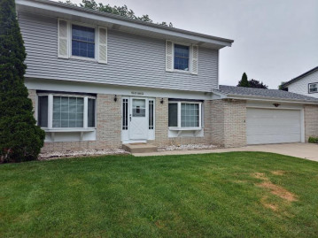 W243N6602 Oxford Dr, Sussex, WI 53089-2929