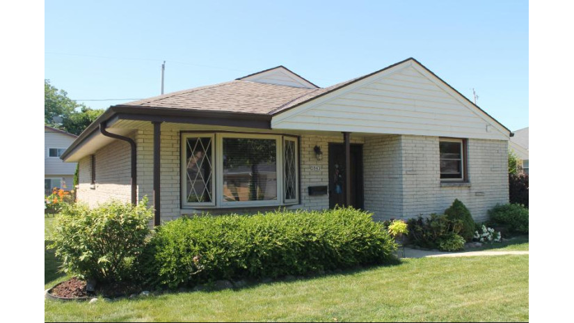 3943 E Park Ln Cudahy, WI 53110 by Terapak Realty MKE, LLC $269,900