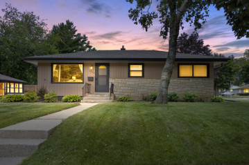 2988 S 103rd St, West Allis, WI 53227-3545