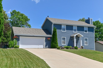 4320 S Regal Manor Dr, New Berlin, WI 53151-9210