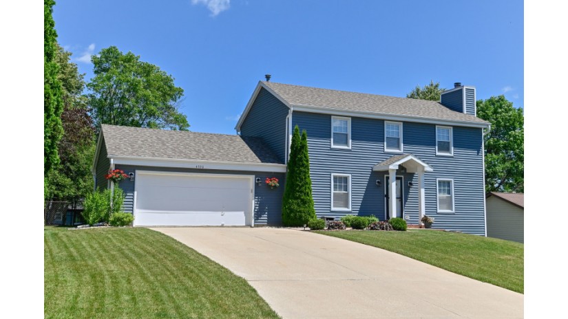 4320 S Regal Manor Dr New Berlin, WI 53151 by Shorewest Realtors $389,900