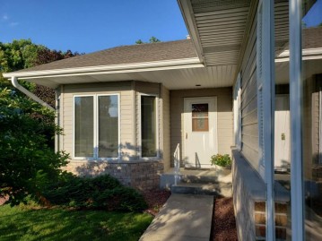 5352 S 45th St, Greenfield, WI 53220