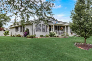 8109 S Forest Meadows Dr, Franklin, WI 53132-8938