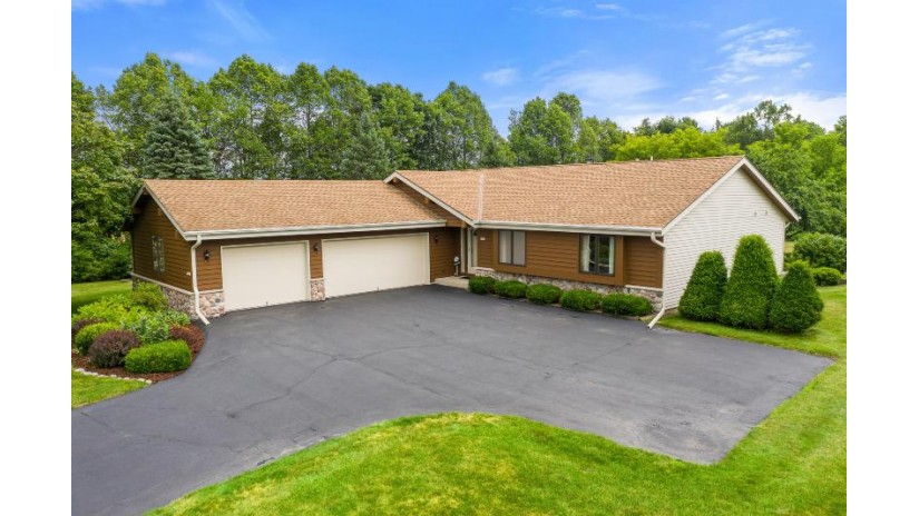 4007 Vista Moraine Dr Richfield, WI 53033 by First Weber Inc - Menomonee Falls $429,900