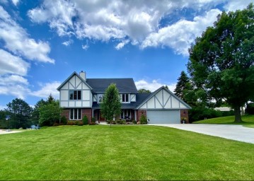 13965 W Sun Valley Dr, New Berlin, WI 53151-6871
