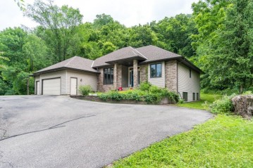 4647 Cliffside Dr, La Crosse, WI 54601