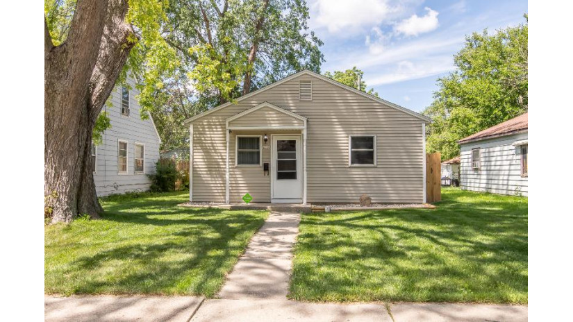 6039 N 39th St Milwaukee, WI 53209 by Premier Point Realty LLC $70,000