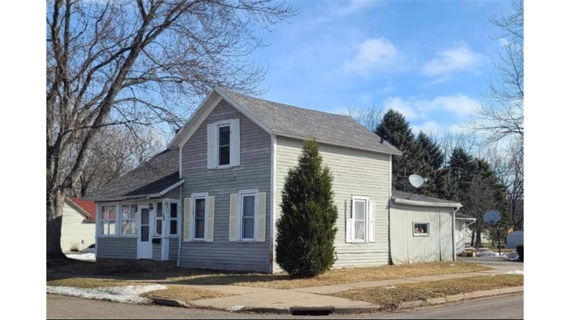 555 Irvine Street Chippewa Falls, WI 54729 by Cb Brenizer/Chippewa $99,900